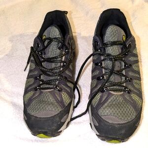 EUC Men's Oboz Sawtooth hiking shoes size 9